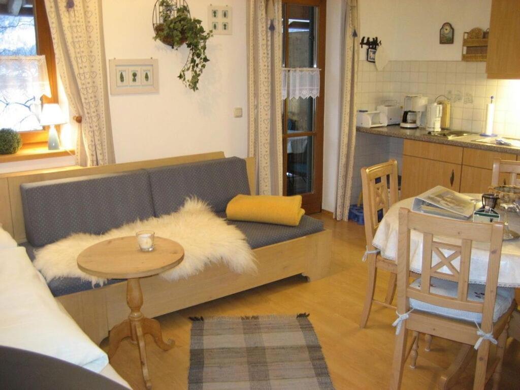 sala de estar con sofá y mesa en Holiday apartment Waxenstein, en Lenggries