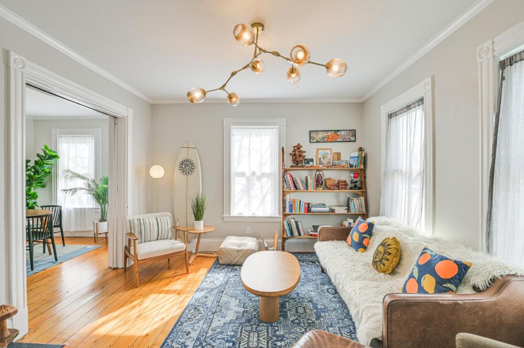 un soggiorno con un divano e un tavolo di Bright and Pet-Friendly Home 2 Mi to Harvard Square a Watertown