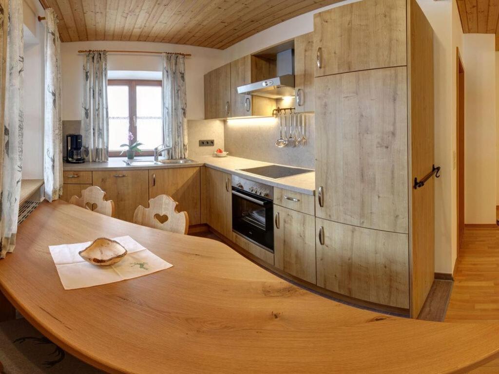 因澤爾的住宿－Holiday apartment carefree，厨房配有带餐巾的木桌