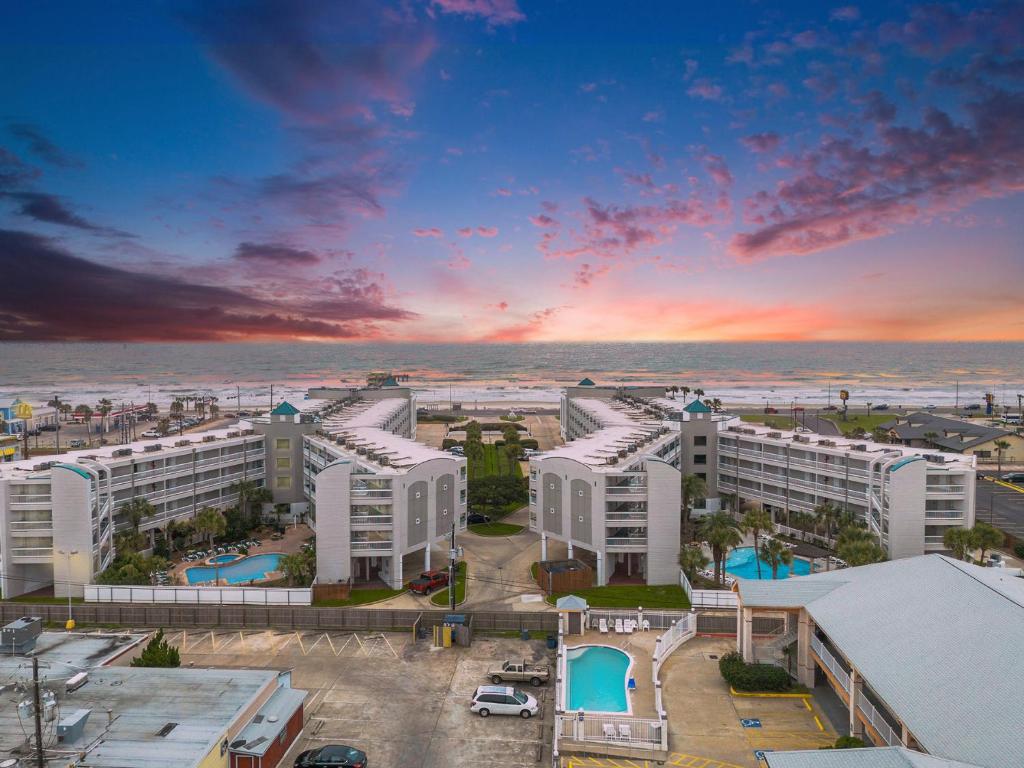 una vista aérea de un complejo con el océano en Casa Del Marlin - Your Beach Retreat on Galveston Island, TX en Galveston