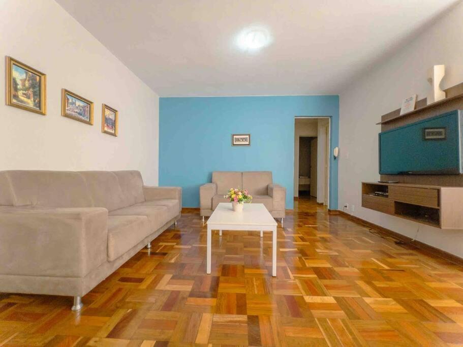 Χώρος καθιστικού στο Apartamento Confortável e Espaçoso UEM EL06