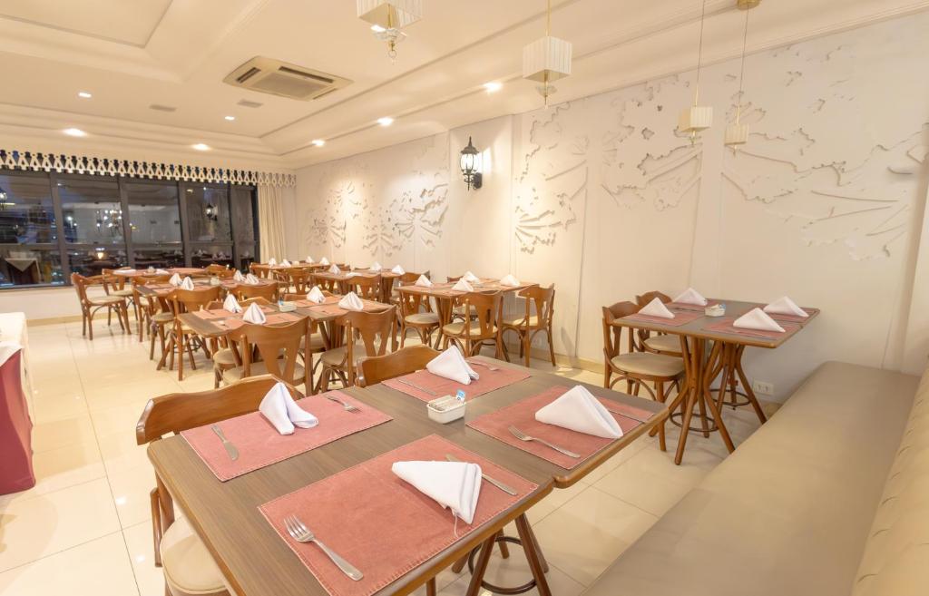 Um restaurante ou outro lugar para comer em Lizon Curitiba Hotel