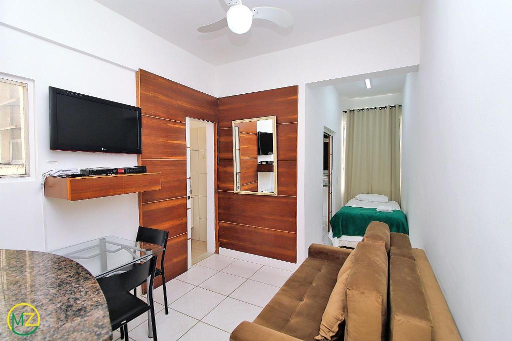 sala de estar con sofá y cama en una habitación en Sala e quarto silencioso para 5 pessoas, en Río de Janeiro