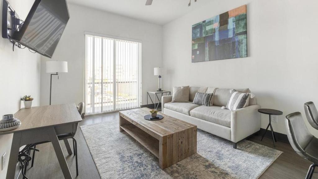 een woonkamer met een bank en een tafel bij Landing Modern Apartment with Amazing Amenities (ID1400X813) in Birmingham