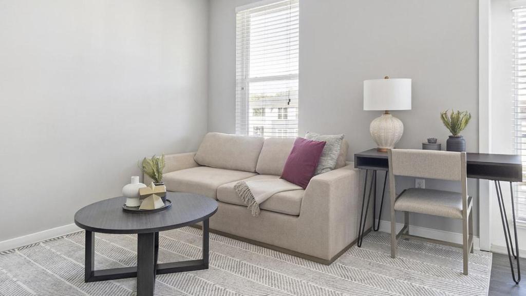 sala de estar con sofá y mesa en Landing Modern Apartment with Amazing Amenities ID1234X280 en Chapel Hill