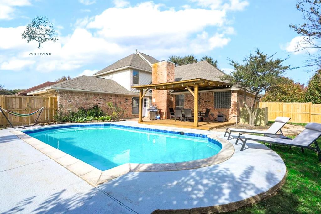 una piscina en el patio de una casa en Bright and Spacious Home w Cinema Room and POOL en DeSoto