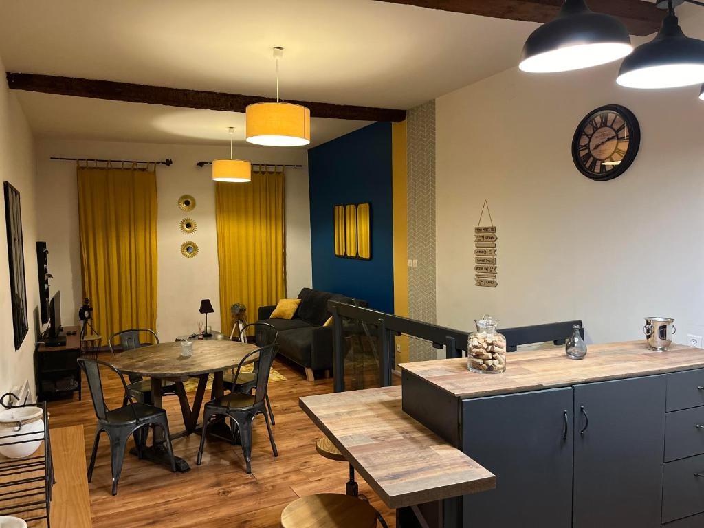 a living room with a table and a couch at L'industriel , T2 hyper centre cosy in Montauban