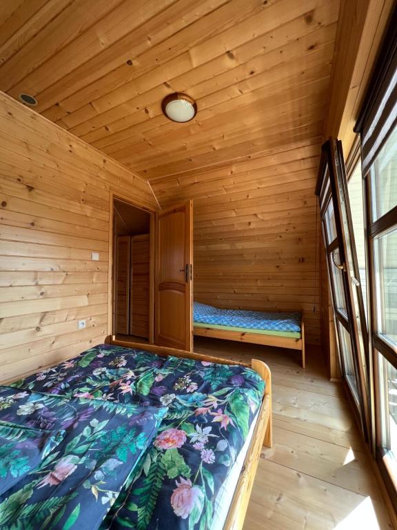 Postel nebo postele na pokoji v ubytování Domki letniskowe Gala