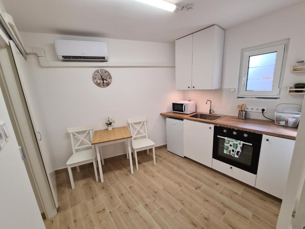 Kuchyňa alebo kuchynka v ubytovaní Kedves Apartman