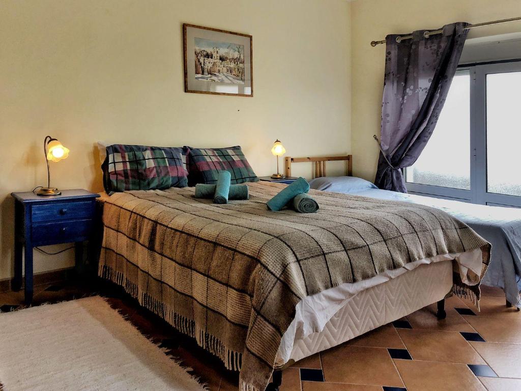 Un dormitorio con una cama con almohadas azules. en Casa Gaia, en Serpins