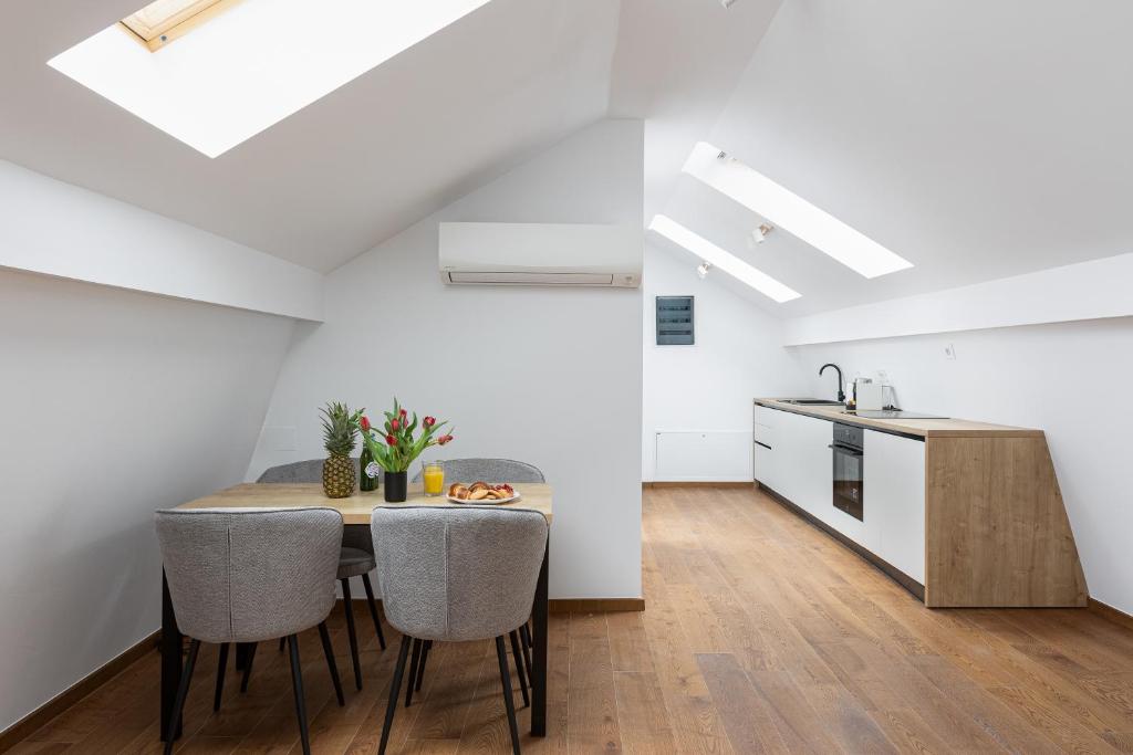 PEAK Aparthotel - Old Town - by CityHost - Resim 22