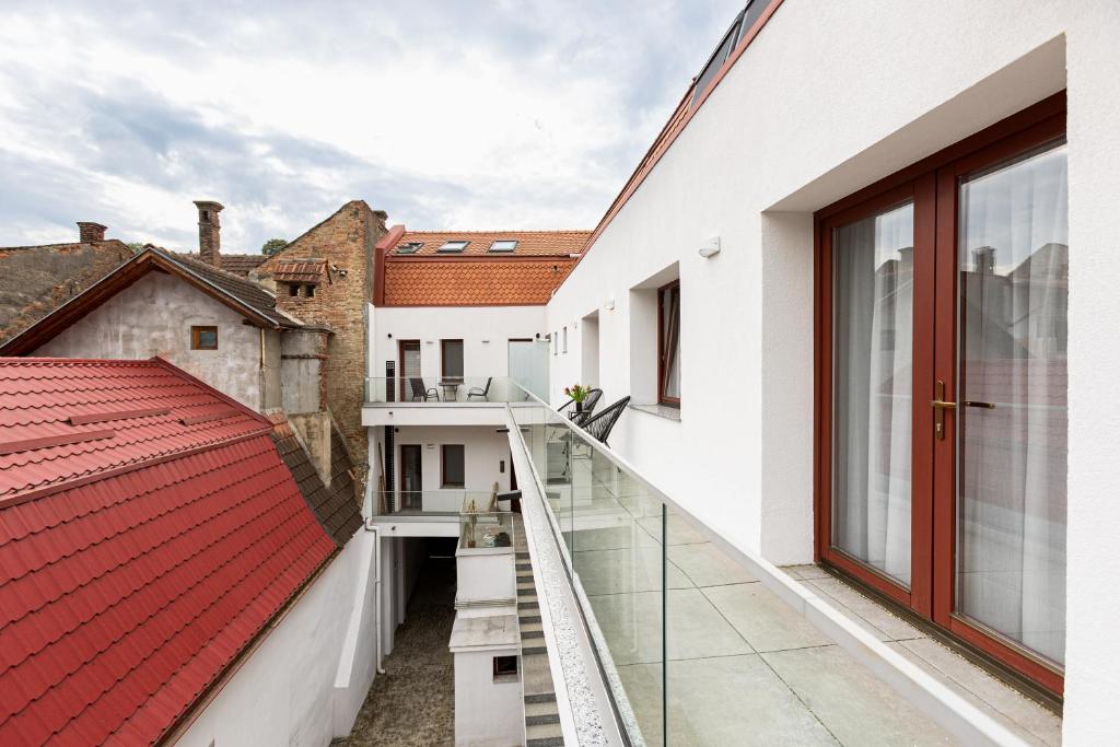 PEAK Aparthotel - Old Town - by CityHost - Resim 3