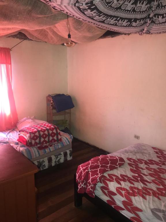 1 dormitorio con 2 camas y dosel en Casa Tola, en Quito