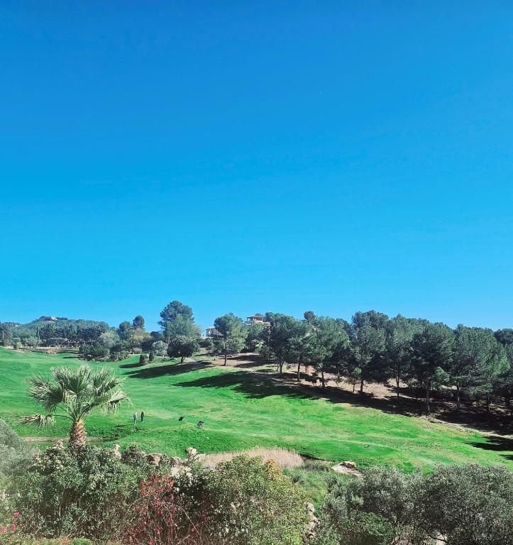 Photo de la galerie de l'établissement TRES BELLE VILLA AVEC PISCINE, TENNIS et GOLF, à Saint-Cyr-sur-Mer