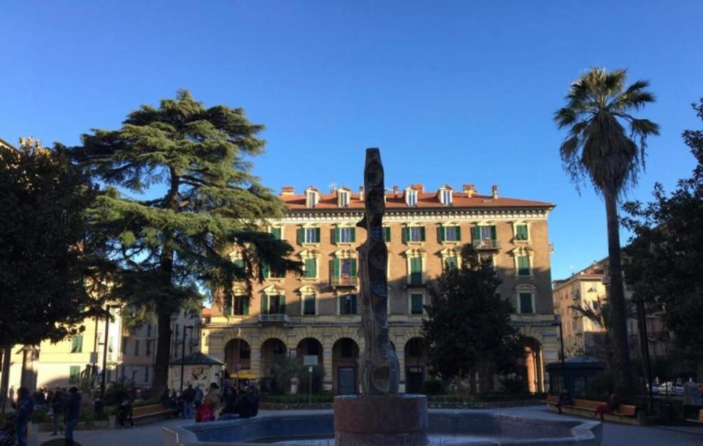un edificio con una estatua delante de él en Maison Marisa, en La Spezia