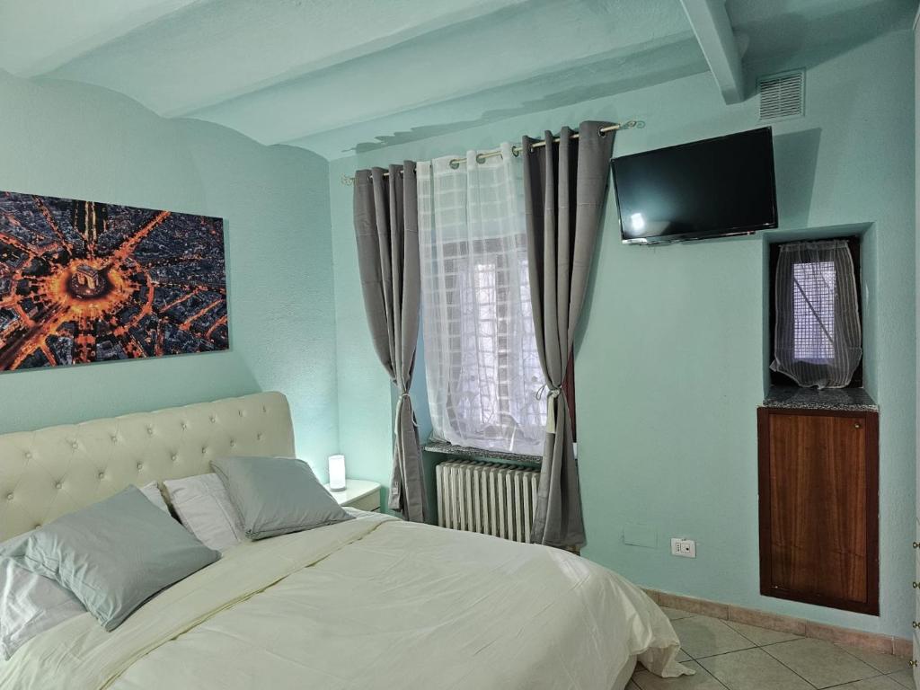 een slaapkamer met een bed en een flatscreen-tv bij Zoe Recidencias 2 in Boves