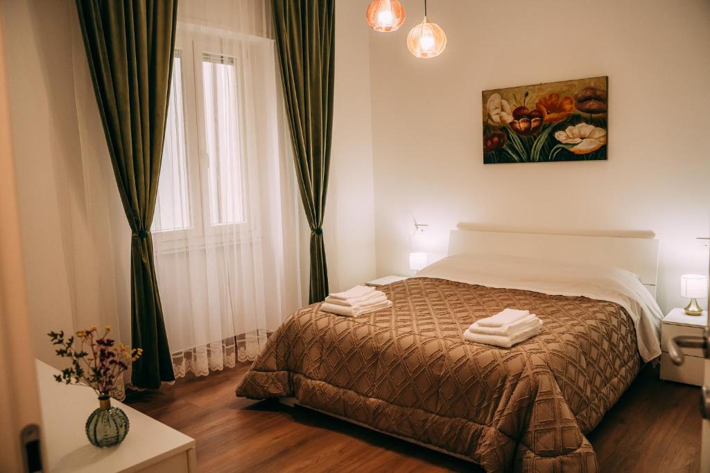 維洛納的住宿－Verona Dolce Casa，一间卧室设有一张床和一个窗口