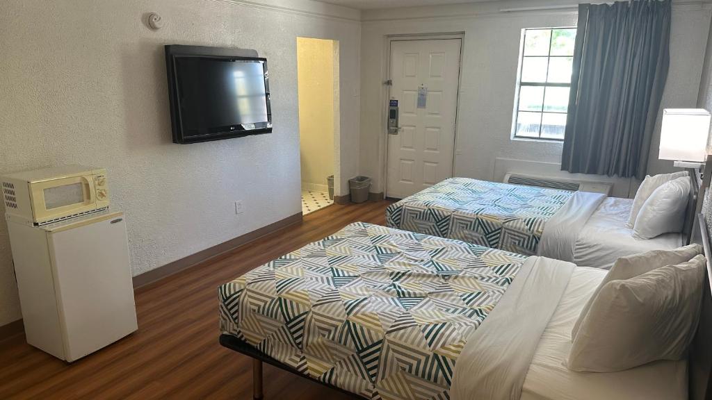 Motel 6-Beaumont, TX - Quadruple Room - Non-Smoking