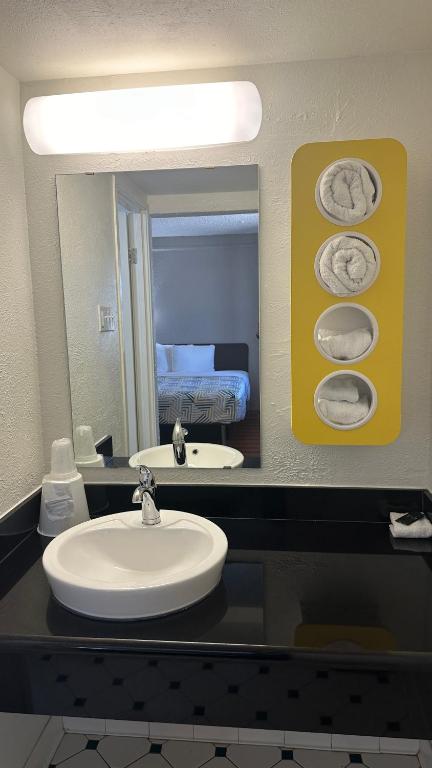 Motel 6-Beaumont, TX - Classic Quadruple Room - Non-Smoking