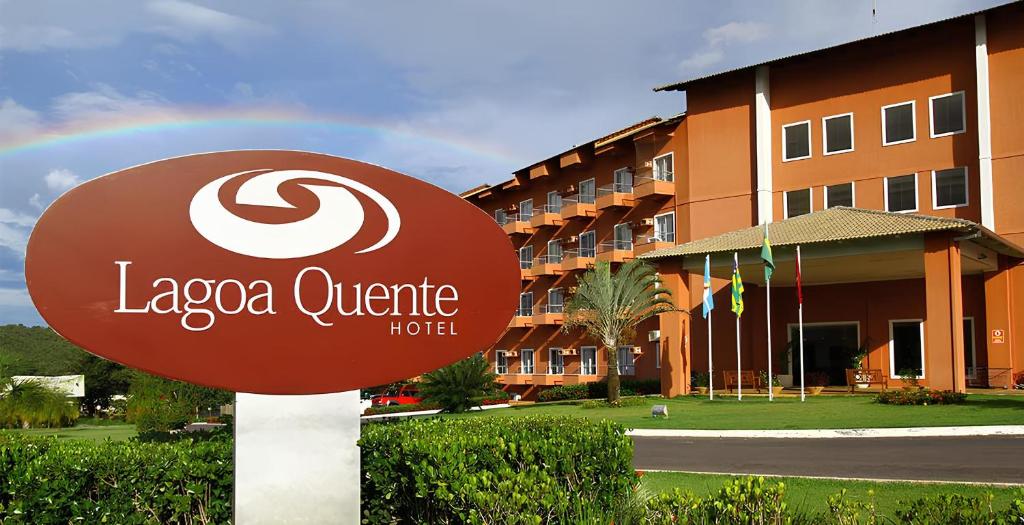 um sinal em frente a um hotel com um arco-íris em LAGOA QUENTE FLATS em Caldas Novas