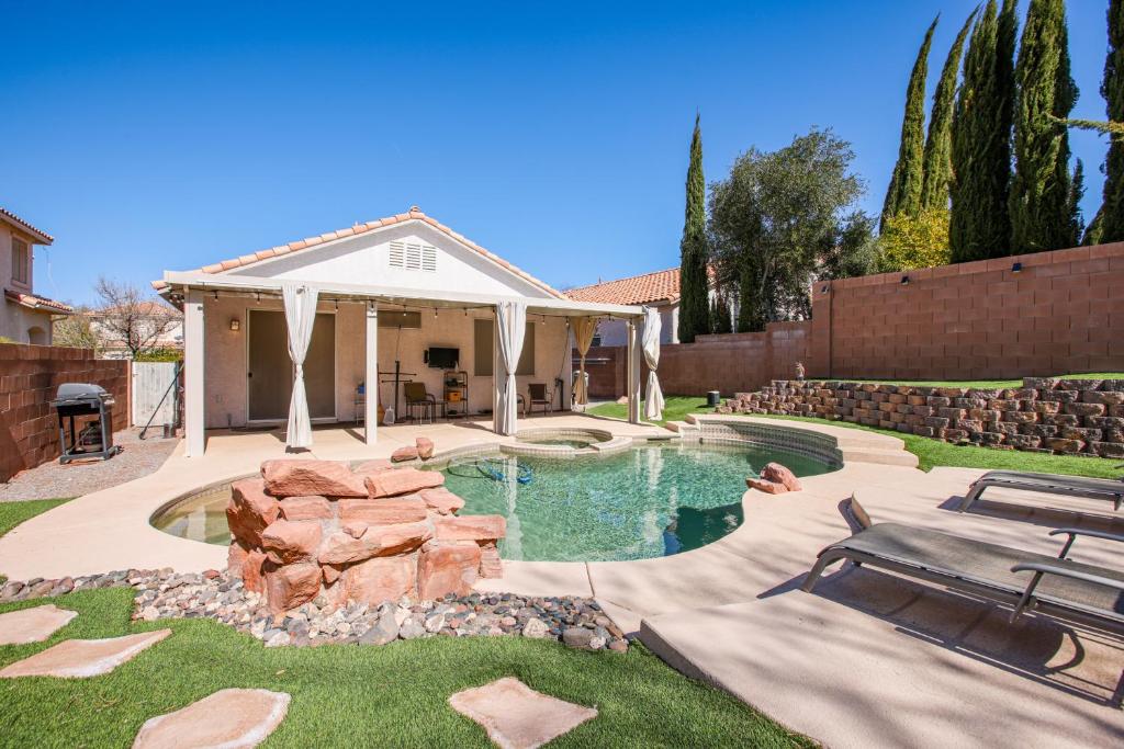 a backyard with a swimming pool and a house at Desert Escape with Pool Oasis Near Golfing and Vegas! in Las Vegas