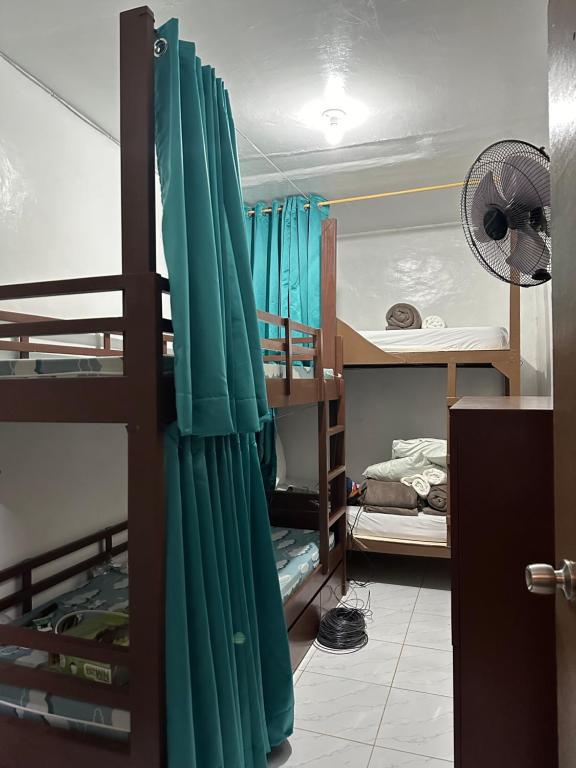 Postel nebo postele na pokoji v ubytování Malapascua Budget Inn MBI DIVE CENTER