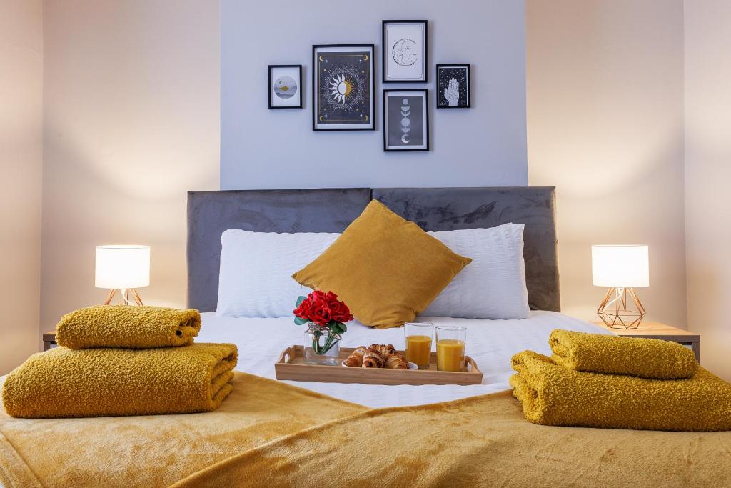 ein Schlafzimmer mit einem Bett mit zwei Kissen und zwei Lampen in der Unterkunft Lily Rose in Bedlington