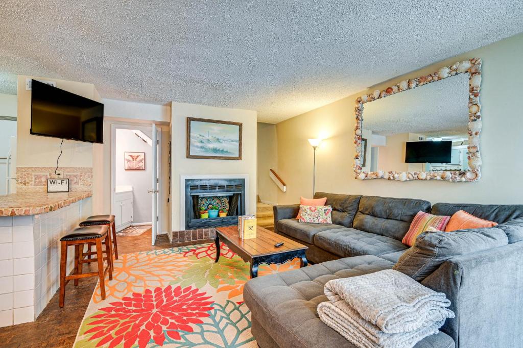 sala de estar con sofá y chimenea en Bohemian Beach Retreat - 2 Blocks to Ocean! en Myrtle Beach