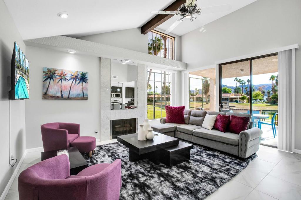 - un salon avec un canapé et deux chaises dans l'établissement Sleek Modern Oasis - A Ryson Property, à Palm Springs