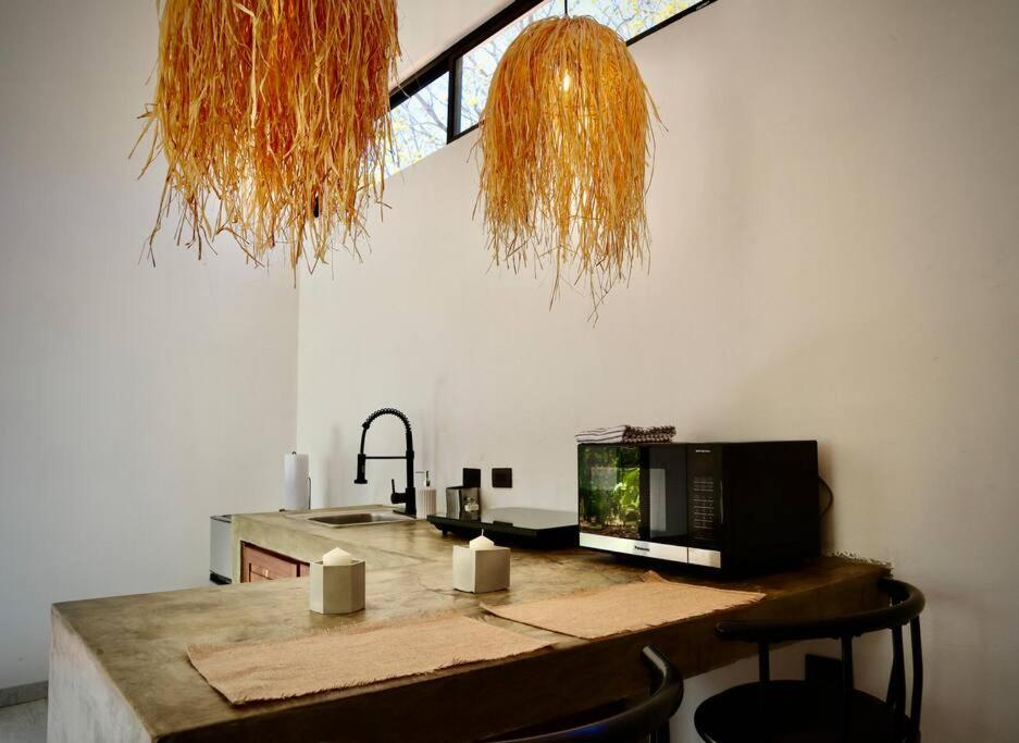 Příslušenství pro přípravu čaje a kávy v ubytování Highlight Studio Apartment in Playa Negra