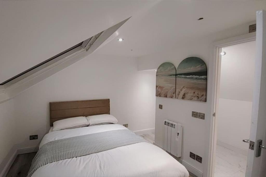 een slaapkamer met een bed in een witte kamer bij 3 Bedroom, 3 Bathroom, Modern Apartment, Leicester in Leicester