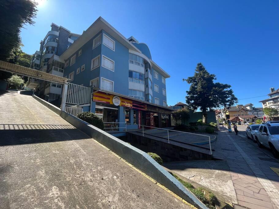 a blue building on the side of a street at Aconchego do centro! in Gramado