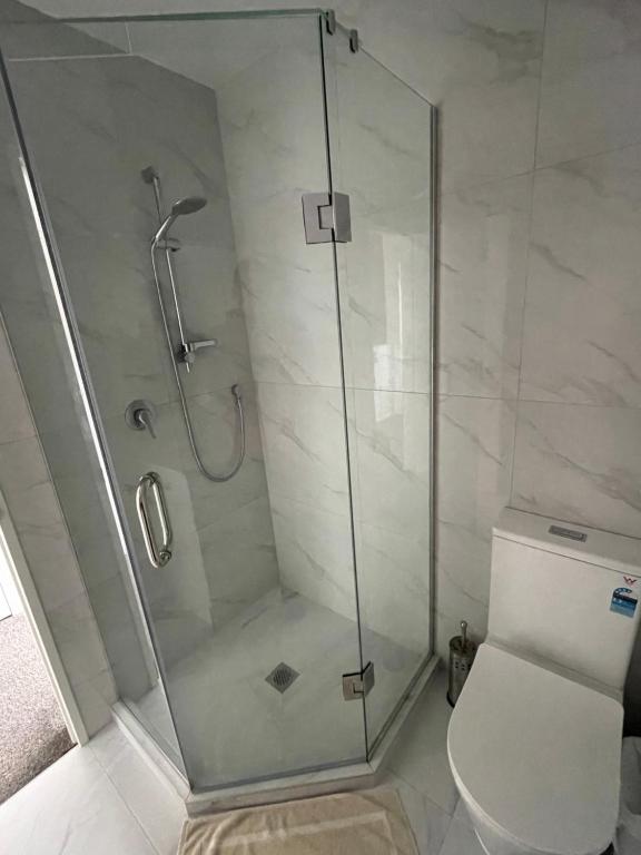 Modern Home by the Reserve - Resim 16