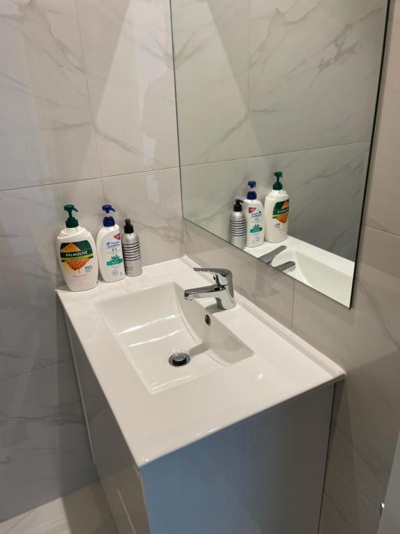 Modern Home by the Reserve - Resim 18