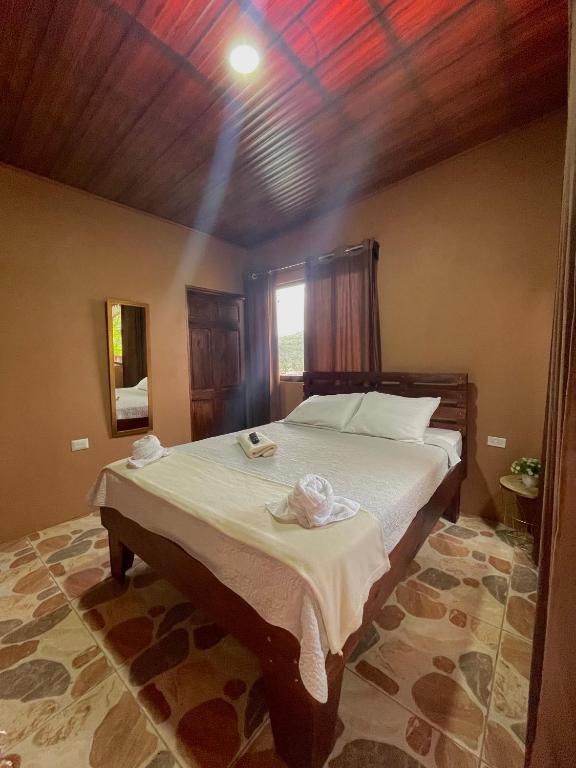 Postel nebo postele na pokoji v ubytování Dreams Lodge Orosi