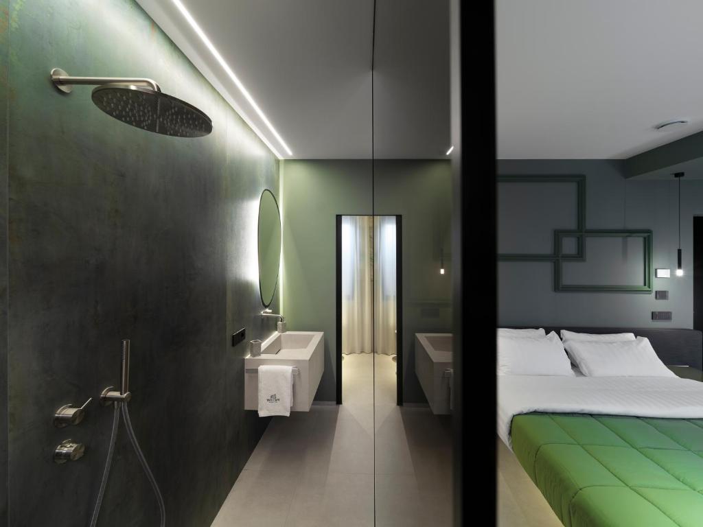 Postel nebo postele na pokoji v ubytování THE CAVE Suites SPA