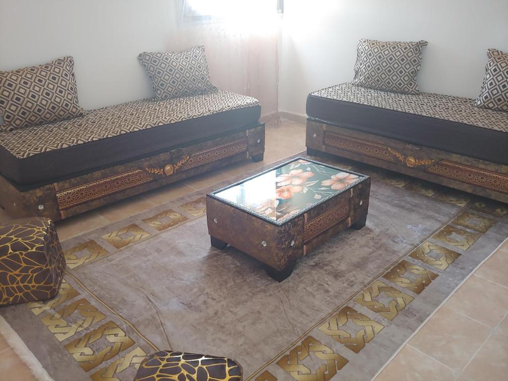 a living room with three couches and a coffee table at Appartement F3 Fil-Fila Skikda in Skikda