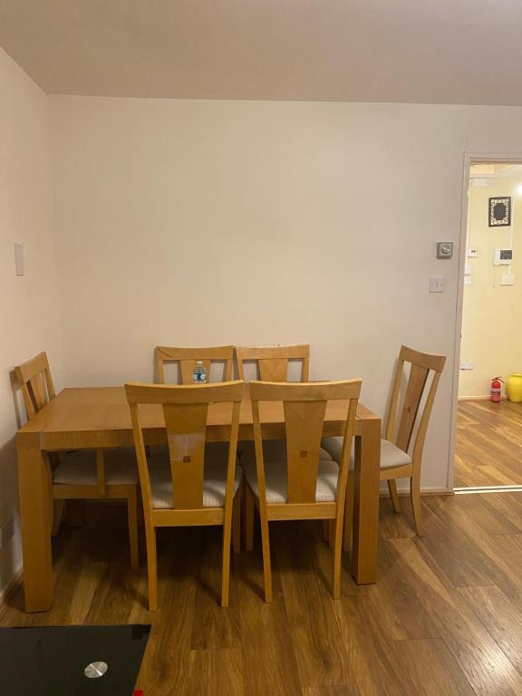 a dining room with a wooden table and chairs at Lovely, spacious 1-bedroom apartment with *free parking in Manchester