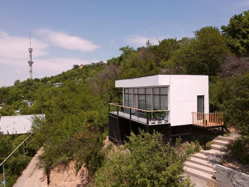 uma casa no lado de uma colina em Домик 1 Kok Tobe Village em Almaty