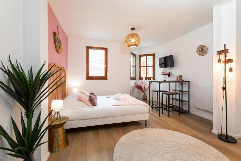 ein Wohnzimmer mit einem weißen Bett und einem Tisch in der Unterkunft Nouveau - Le CityScape - Petite Venise in Colmar