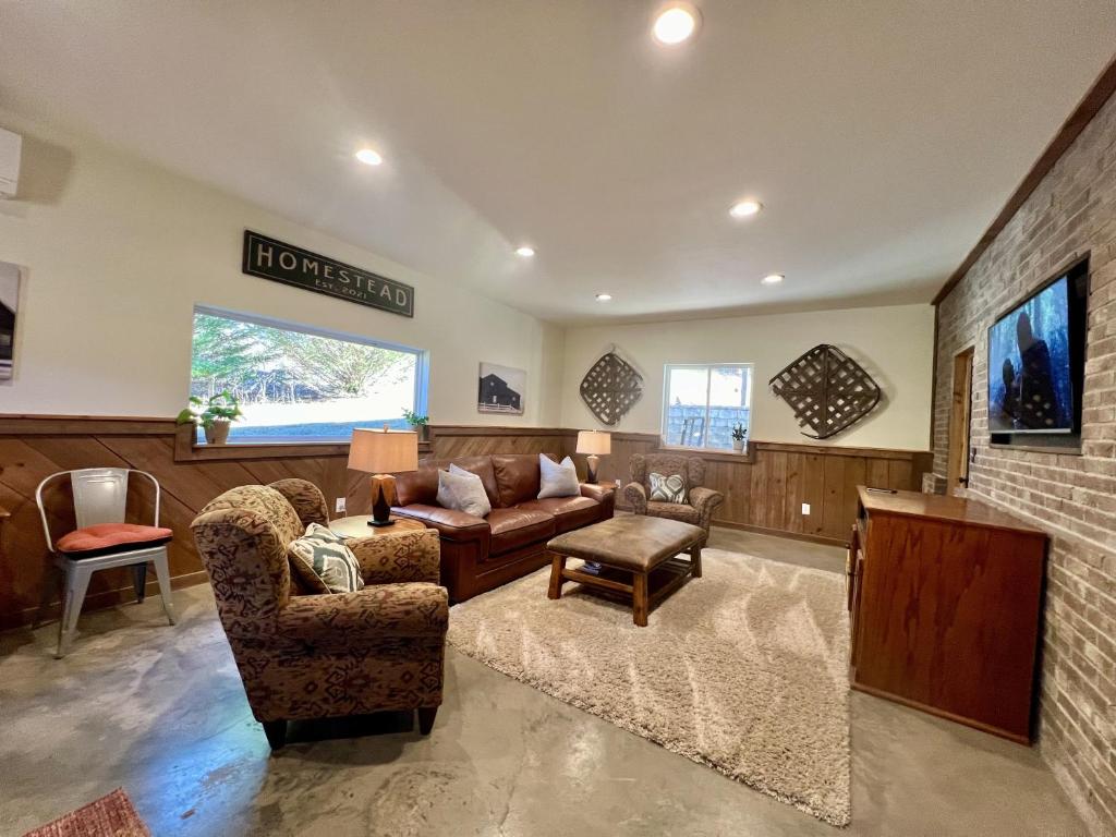 a large living room with a couch and chairs at Comfortable home near wineries and hiking farmhouse in Hendersonville