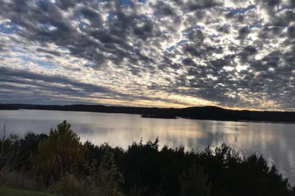 Hollister的住宿－Table Rock Lake Escape，一片阴云密布的天空,在一大片水体上