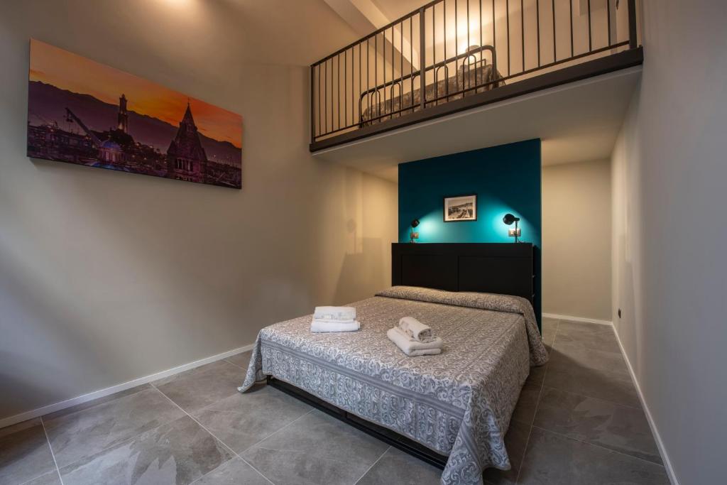 una camera da letto con un letto e due asciugamani di 227 - Largo Zecca Luxury Apartment - Nel cuore del centro di Genova a Genova