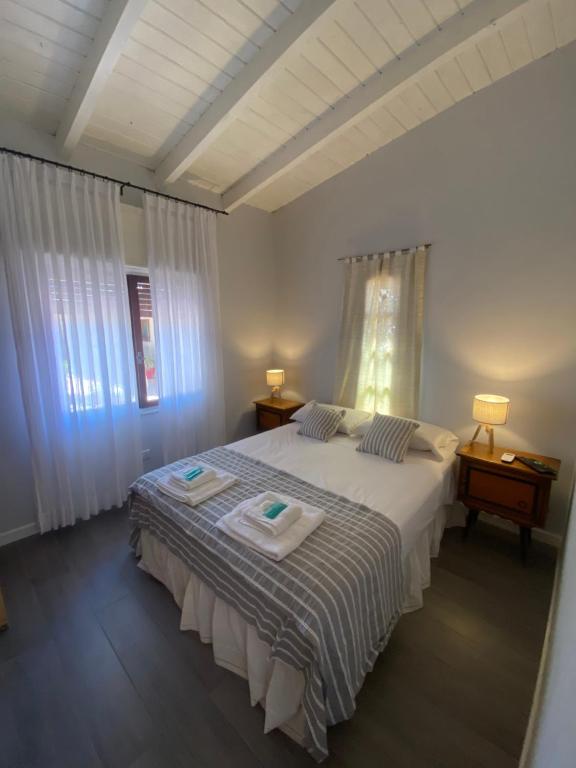 sypialnia z łóżkiem z dwoma ręcznikami w obiekcie Casa Colonial en frente a la plaza w mieście Cafayate