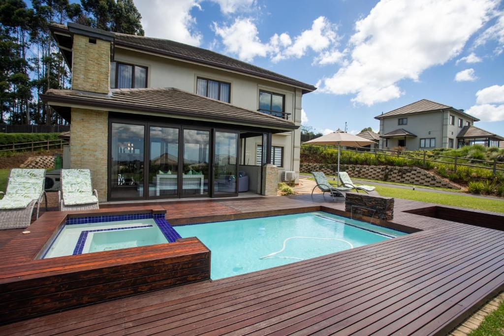 a backyard with a swimming pool and a house at Luxury Countryside Gataway Hillcrest in Hillcrest