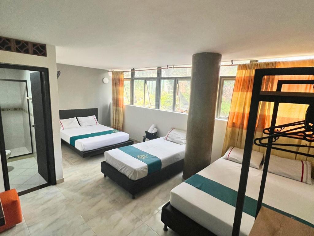Habitación con 2 camas y 2 literas. en Hotel Casa Botero Medellín RNT 152104 en Medellín