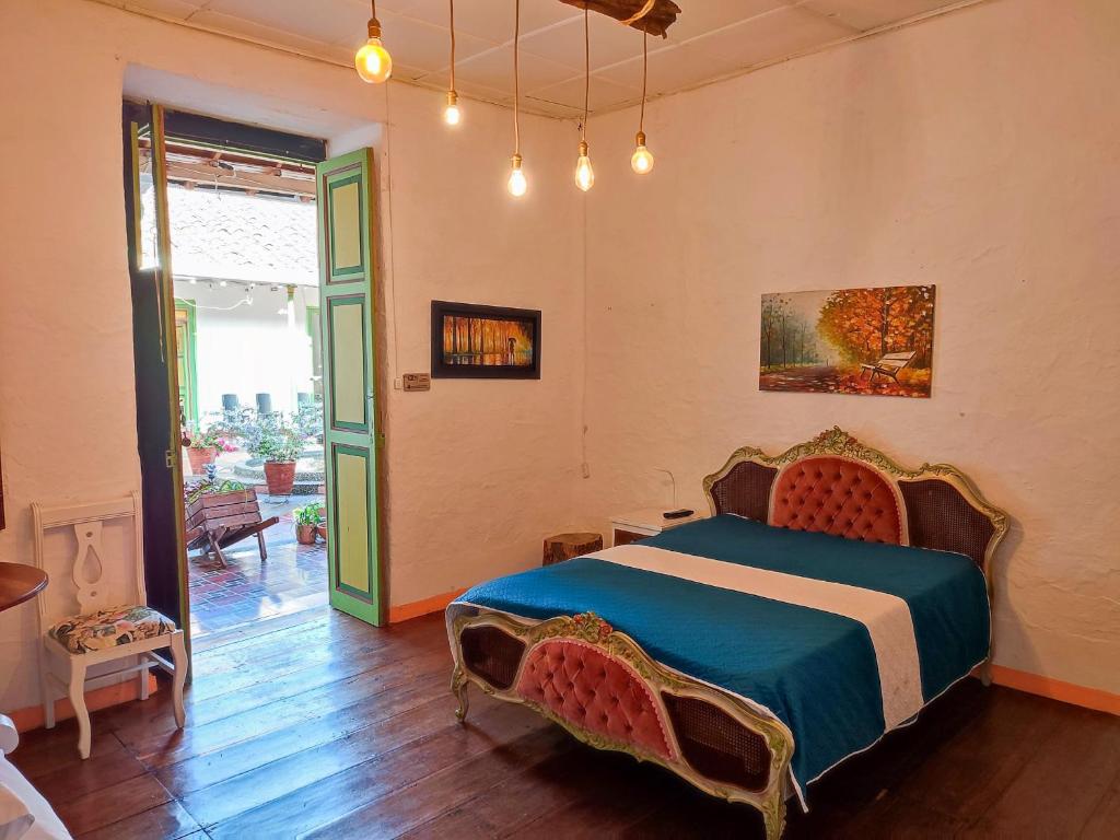 um quarto com uma cama king-size num quarto em Villa Linda 2 em Jericó
