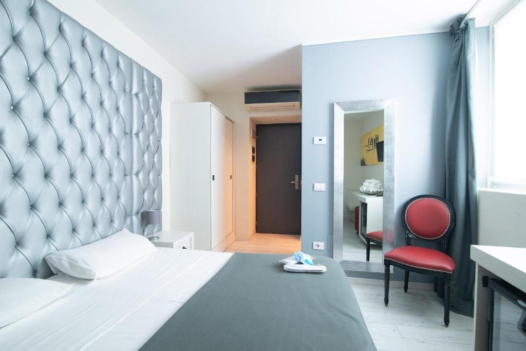 Postel nebo postele na pokoji v ubytování Happy Hotel Atelier Gardone Riviera Centro & Beach