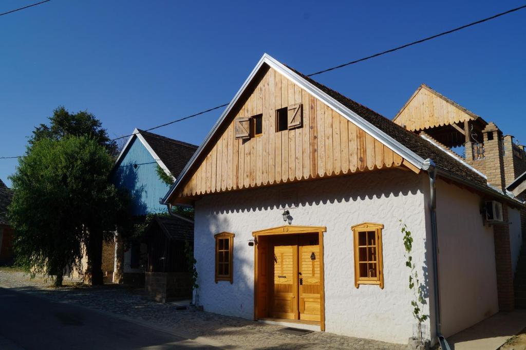 Casa blanca pequeña con puerta de madera en Ruralna Kuća Za Odmor Zajec, en Zmajevac