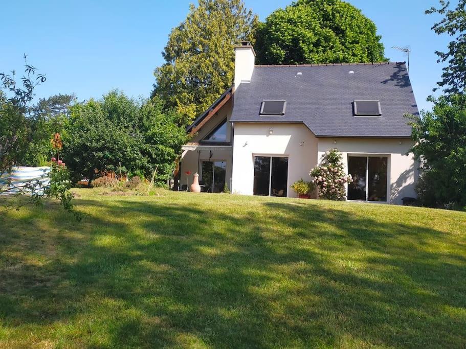 een huis op een heuvel met een groene tuin bij Entre Bretagne ET Normandie in Avranches